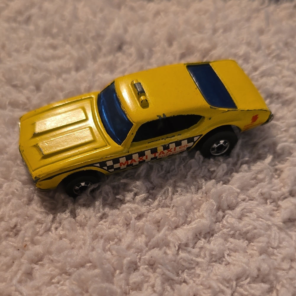 ♡♡♡ Yellow Maxi Taxi Hot Wheels Car